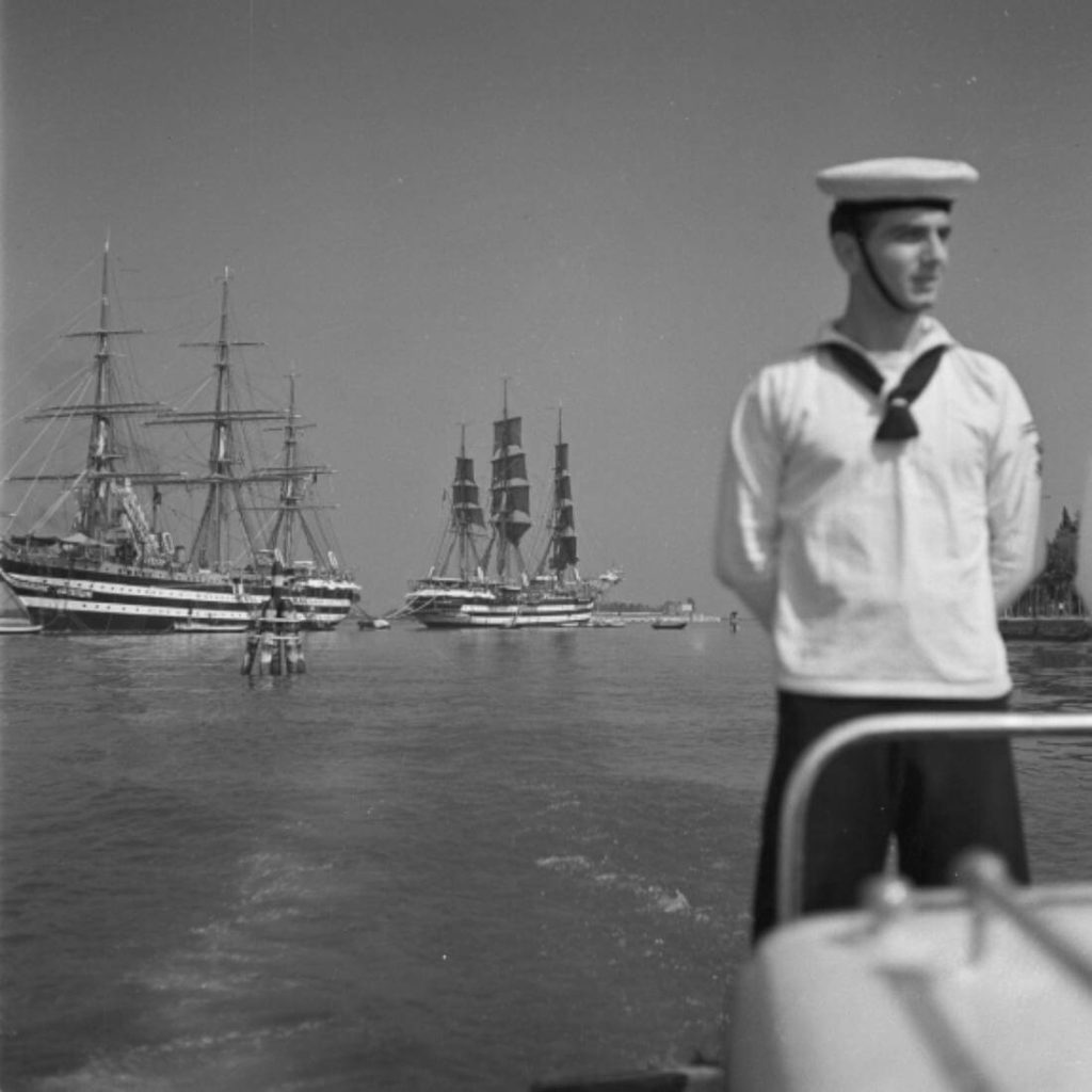 Un cadetto della Regia Accademia Navale di Livorno nel porto di Venezia dove si trovano i due velieri Cristoforo Colombo e Amerigo Vespucci.